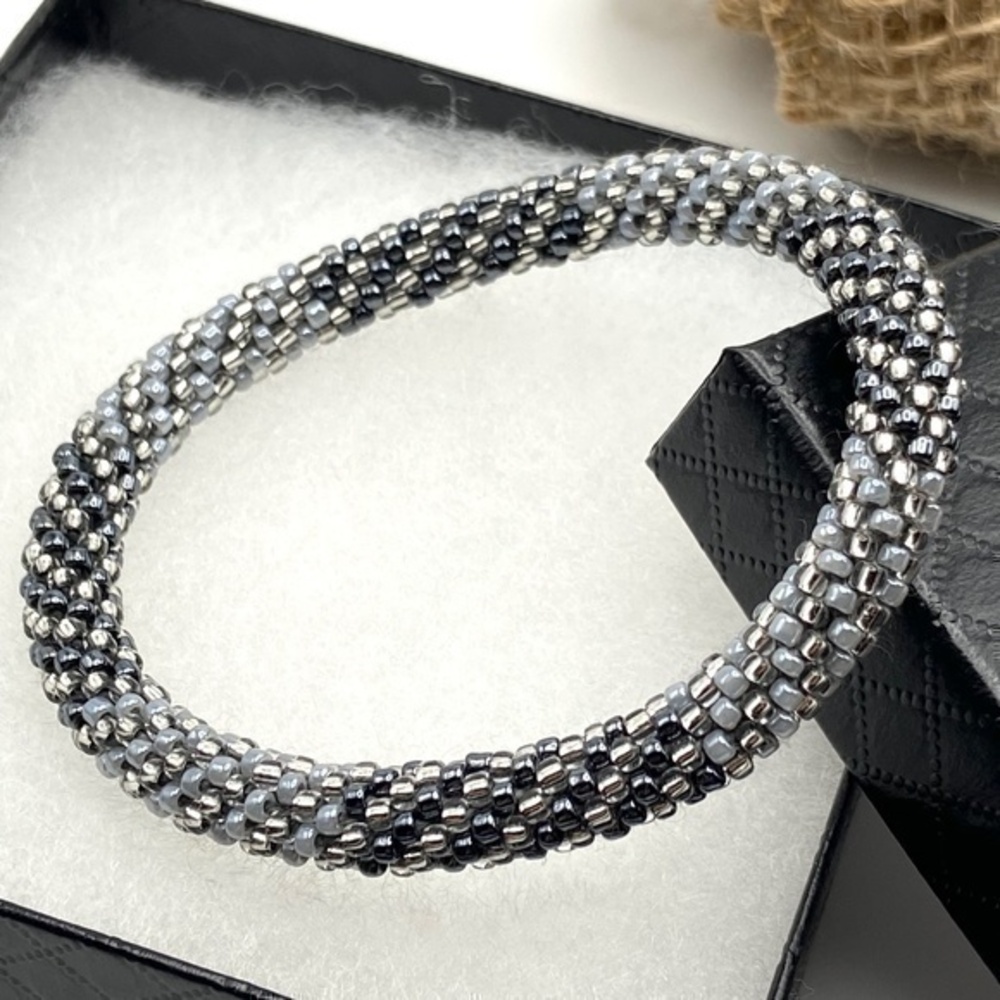 Bracelet Gray and Silver Pattern‎ Glass Beaded Roll On Bracelet